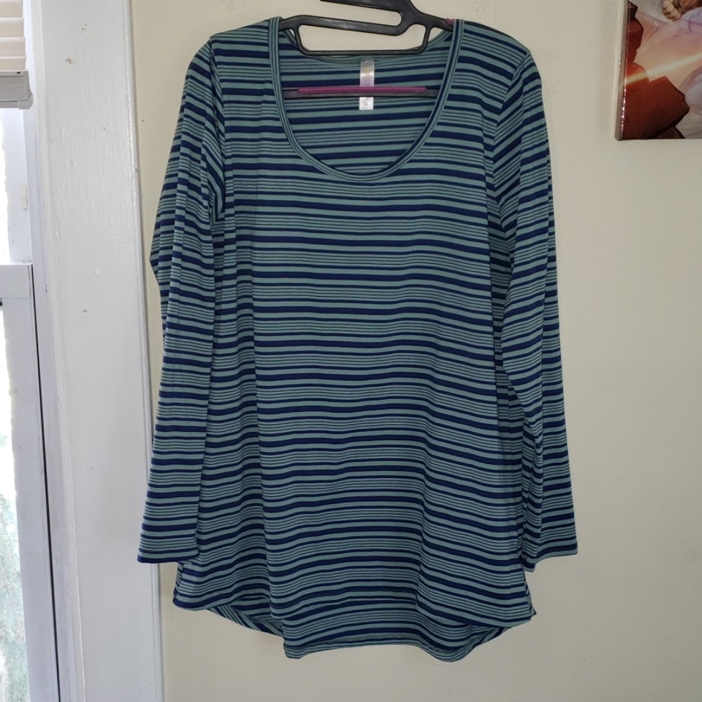 LuLaRoe Lynnae Style Shirt XL